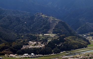 日本遺産『出雲國たたら風土記』構成文化財に「富田城跡」が追加認定されました
