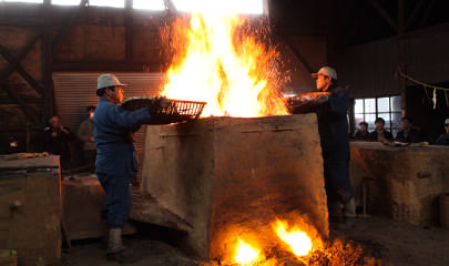 Adding charcoal at the Nittoho Tatara